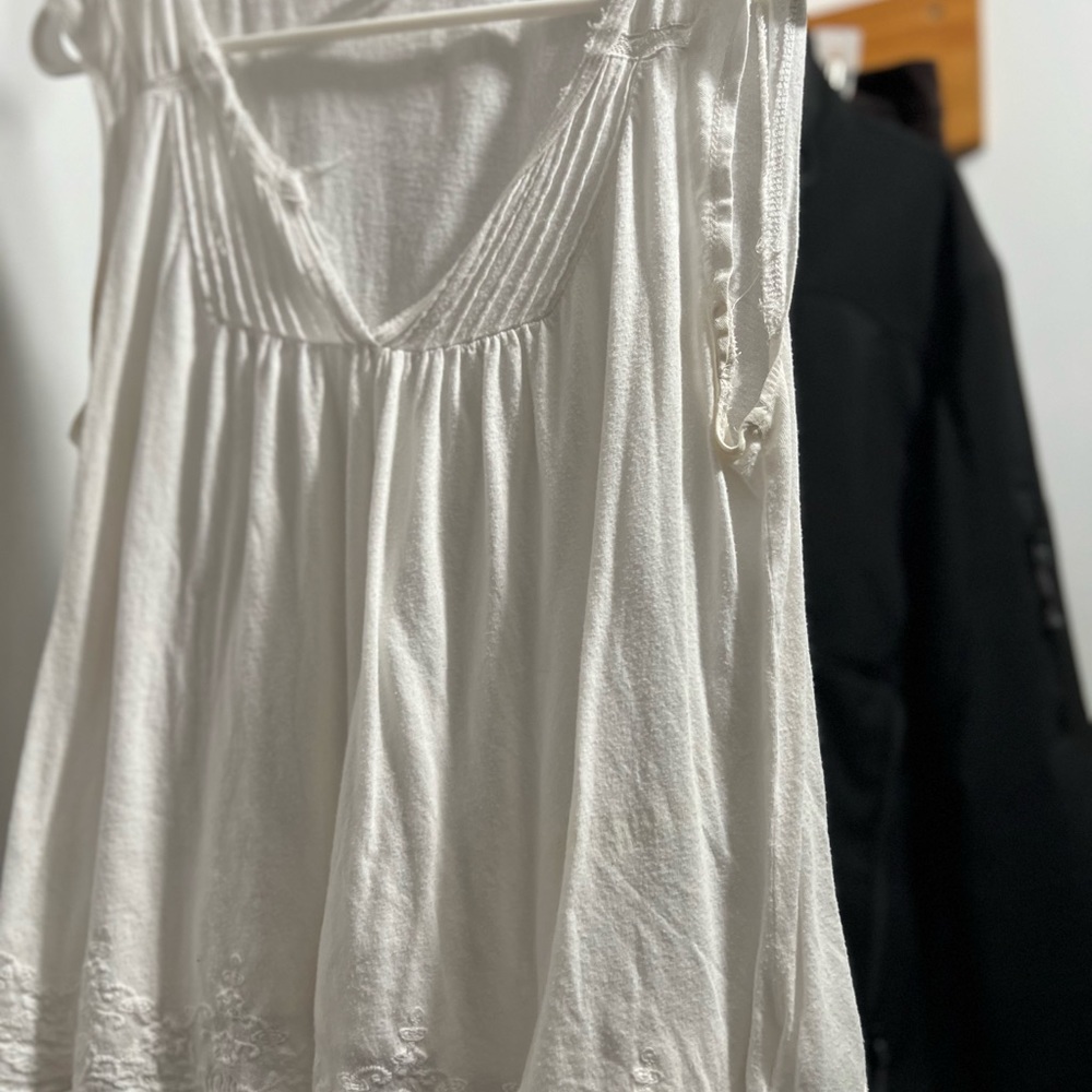 Sleeveless flowy, tummy hiding top.